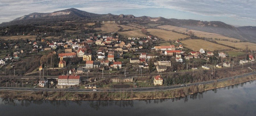 Panoramatický pohled na Prackovice nad Labem od východu (od Libochovan)